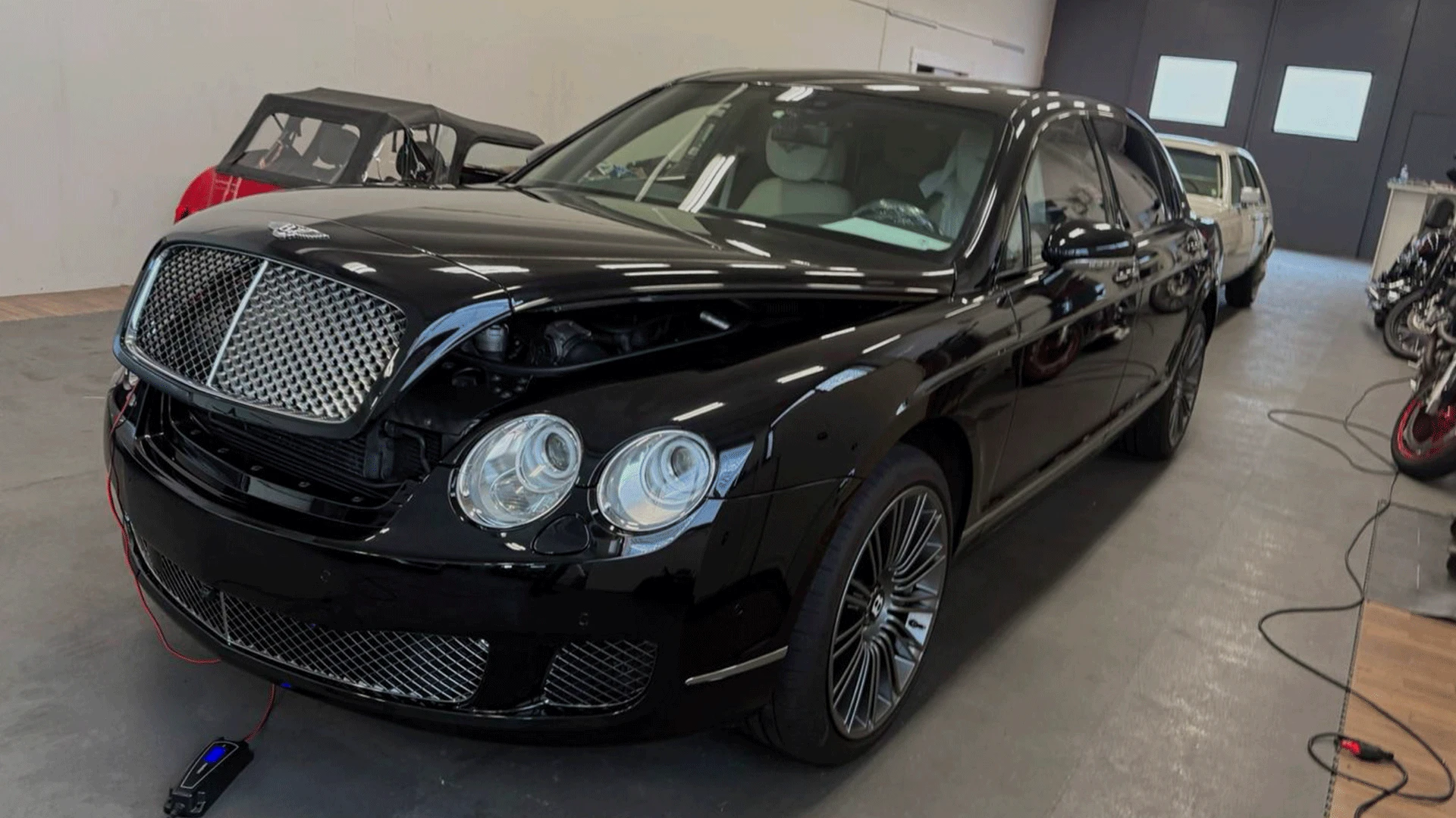 Bentley noire en atelier de detailing automobile haut de gamme à Genève