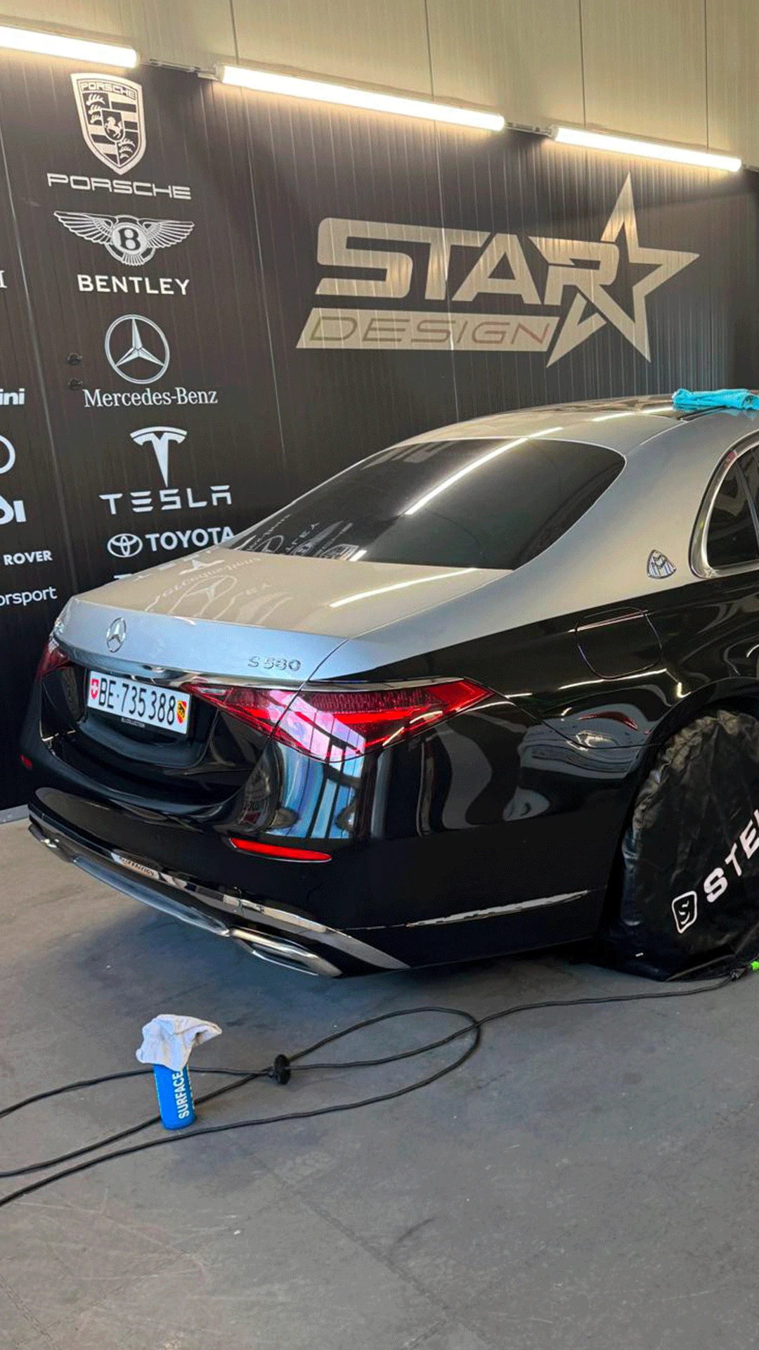 Mercedes-Maybach noire en covering premium dans un atelier Star Design à Genève